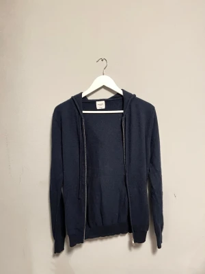 John Henric Kaschmir Zip-Up - Mörkblå hoodie i kaschmir från John Henric. Nyskick, skriv vid funderingar.