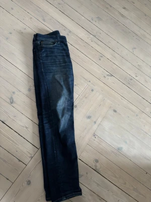 Mörkblå  jeans - Säljer ett par mörkblå jeans. Storlek 30 32