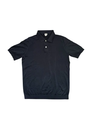Arket piké - Klassisk svart pikétröja med krage och två knappar framtill. Kortärmad modell i mjukt material, perfekt för en stilren och enkel look.