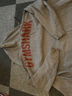 Gymshark hoodie från 2020 - Säljer min gymshark Hoodie från 2020, svår att få tag i. Den är i bra skick.