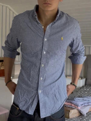 Ralph Lauren M - Snygg Sommarskjorta från RL storlek L sitter som M Modellen är 188 väger 78 Hör av er vid minsta fundering!