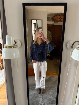 Mörkblå mönstrad blus med v-ringning - Fin blus med mönster från Tommy Hilfiger, passar perfekt till sommaren❤️