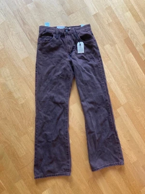 Bruna jeans från Levi's - Snygga bruna jeans från Levi's. Oanvända med prislapp kvar. Bilderna är från hemsidan. 24W x 29L