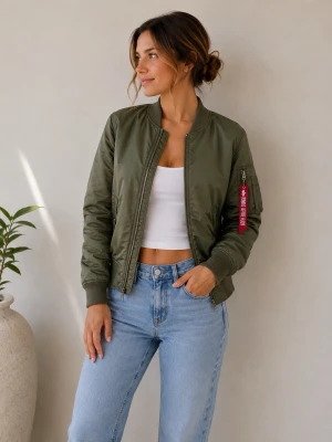 Ny Olivgrön bomberjacka Alpha Industries - Snygg olivgrön bomberjacka från Alpha Industries med klassisk passform. Jackan har ribbade muddar, dragkedja framtill och en ikonisk röd tag på ärmfickan. Tillverkad i slitstarkt nylonmaterial som ger en cool och tidlös look. Ny med prislapp. 