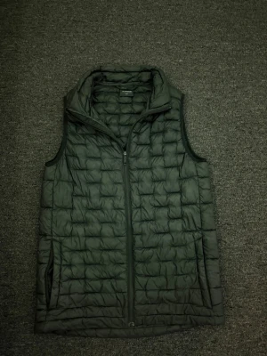 Everest Vest - Plagg:Everest Vest Storlek:170-176(Barn) Nypris:799 Mitt pris:149 Skick:9/10 Sparsamt använd Märke/Brand:Everest Färg:Svart Material:Polyester  Passform:XS-S Användning:Sparsamt använd inga defekter   Priset är inte hugget i sten🪨🪓 Fraktar Inom 24 h📦 Skriv Vid Minsta Lilla Intresse😃