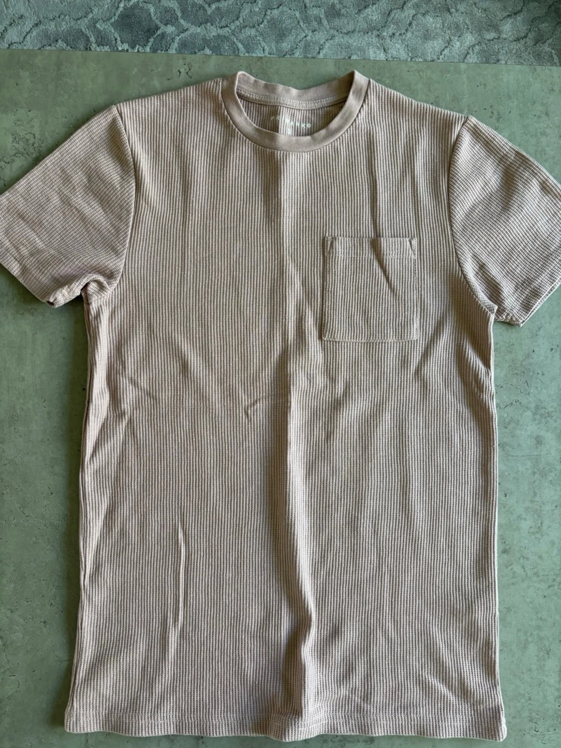Beige ribbad t-shirt med bröstficka
