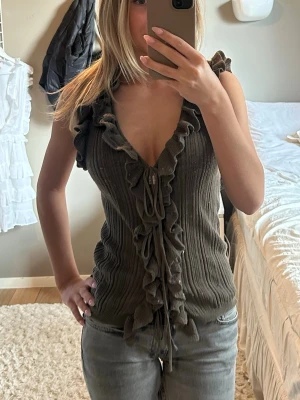 Blus  - Jättefin blus från Zara! Den är lite nopprig på vissa ställen men går lätt att få bort! Hör av er om ni har frågor🙏🏻🥰