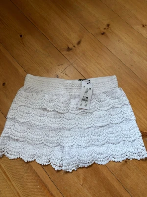 Vita spetsshorts med volang  - Oanvända 