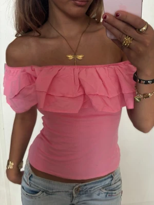 Offshoulder rosa volangtopp  - Såå fin Offshoulder rosa volangtopp! Jag är 168 och det är mina bilder, köp via köp nu direkt eller Swish, kvar tills markerad som såld 💖 