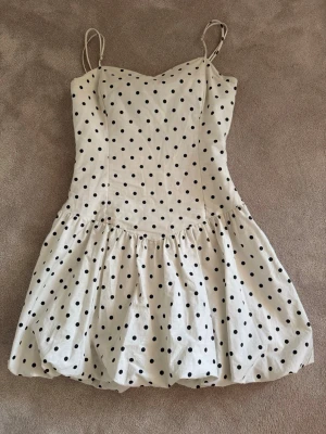 Vit prickig kort klänning - En vit prickig kort klänning från bershka. Bra sommar klänning för t.ex. skolavslutningen 