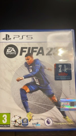 FIFA 23 till PS5 - FIFA 23 till PlayStation 5 med original fodral och skiva. Omslaget har en fotbollsspelare i blå matchställ och spelet har stöd för HyperMotion-teknik. Perfekt för dig som gillar fotbollsspel och vill spela med lag från Allsvenskan, Premier League och fler.