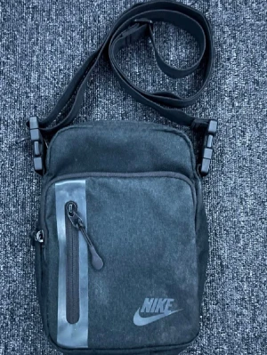 Nike Axelväska - Plagg:Nike Axelväska Storlek:OneSize Passar Alla Kan Justeras Nypris:399 Mitt pris:99 Skick:9/10  Märke/Brand:Nike Färg:Svart Passform:Passar Alla Övrigt: Man Kan Spänna In Och Ut Banden  Fraktar Inom 24 h📦 Skriv Vid Minsta Lilla Intresse😃 