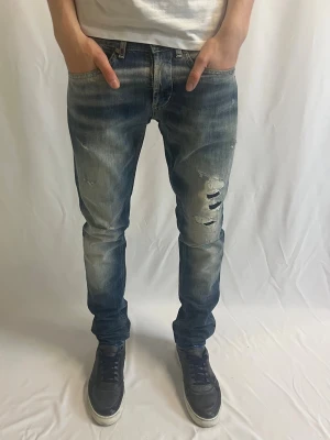Dondup George - Tja! Säljer nu dessa sjukt eftertraktade blå  Dondup George med original slitningar från frabrik. Se storlek nedan. Jeansen är i mycket bra skick.                                                                     Nypris: 3500kr                                                                 Säljs för: 749kr                                                                 Tveka inte på att höra av er vid intresse eller frågor!