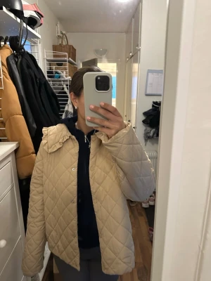 Beige quiltad pufferjacka med krage - Säljer en beige pufferjacka med quiltat mönster med krage, säljer eftersom att den inte används🥰💗