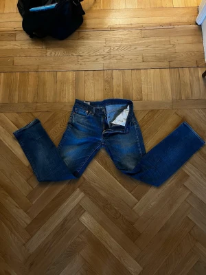 Levis 514 32/34 - Säljer ett par Levis 514 i storleken 32/34 med fåtal slitningar, tex där mobilen legat osv. Straight leg