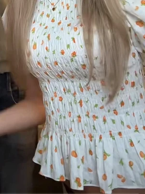 Vit blommig blus med puffärm - Supersöt vit blus med små apelsiner på, tröjan har jag använt 1 gång till en avslutningslunch. Säljer då den inte passar mig ‼️pris kan diskuteras ‼️ 