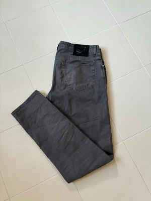 Jättefina Jacob Cohen jeans w37 - Superfina ursnygga trendiga och eftertraktade Jacob Cohen jeans i w37 (47 cm breda och 115 cm långa). Väldigt unik och snygg badge. Otroliga jeans i utmärkt skick och grym passform. Perfekta för alla tillfällen och tveka inte vid minsta fråga eller fundering!