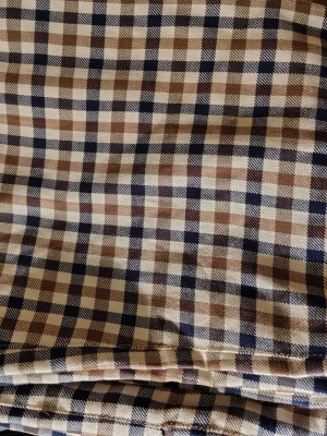 Rutiga kostymbyxor Aquascutum strl 32 - Snygga kostymbyxor från Aquascutum i klassiskt rutigt mönster med beige, bruna och mörkblå rutor. Byxorna har en rak passform och är tillverkade i ett mjukt tyg som känns lyxigt. Perfekta för dig som vill sticka ut med stilrena detaljer.