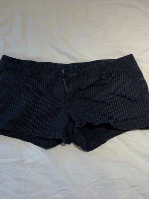 Grå randiga kostym shorts - Grå/svarta randiga kostym shorts. Köpte på Sellpy men var för stora🫩. 