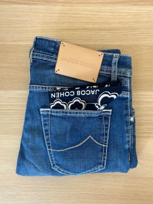 Jacob Cohën Jeans Nick Slim | W32/L30 - Jacob Cohën jeans i snygg tvätt😁| Modell: Nick Slim | W32/L30 | Skick: 9/10 | Defekter: Nej, OBS! Jeansen är upplagda och har ej originalsöm  | Midja: 40,5 cm | Längd: 99 cm | Innerbenslängd: 78 cm | Måttavvikelser +-1 cm | Modellen är 175 cm och väger 70 kg | Vänligen kontrollera mått innan köp🤗 | Tveka inte att kontakta mig vid övriga frågor😁!