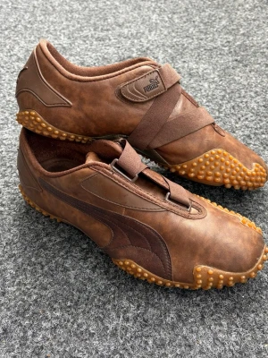Puma mostro full léther stl 43 - Säljer ett par Puma Mostro i storlek 43 i bra begagnat skick.  Skorna är en originalmodell med ovandel i läder och den klassiska Mostro-designen med låg profil, spikliknande sula och kardborrestängning istället för snören.  * Storlek: 43 * Material: läder * Originalmodell * Skick: bra, normalt slitage * Köpta i butik på 90-talet (vintage) * Säljes utan kartong  Ett par ovanliga och autentiska 90-tals sneakers med tydlig retrostil som sticker ut idag.