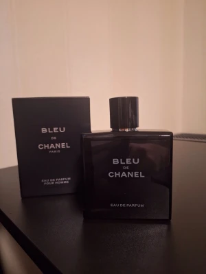 Blue De Chanel Herr Parfym - Säljer en full flaska av Chanel Bleu de Chanel. En av världens mest populära herrparfymer tack vare sin rena, fräscha och sofistikerade doftprofil.  Perfekt signaturdoft som fungerar året runt – både till jobb, skola, dejt eller fest. Fräsch citrus kombinerat med träiga och maskulina noter gör att den känns både modern och exklusiv.  • Full flaska • Väldigt mångsidig • Ren, fräsch och elegant • Får mycket komplimanger • Perfekt vardags- och kvällsdoft