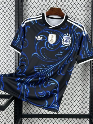 Argentina Adidas svart fotbollströja - Snygg svart fotbollströja från Adidas med blått mönster och vita detaljer. Tröjan har AFA-logga, FIFA-märke och klassiska Adidas-ränder på axlarna. Tillverkad i lätt och ventilerande material, perfekt för träning eller match. Finns i storlekar från M-L!!! Fraktar inom en dag!!!