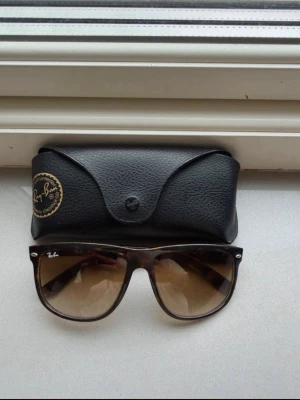 Rayban Boyfriend  - Inprincip helt nya. Kommer med box. Köpta på synsam. Bruna. Hör av dig vid minsta lilla fundering! 