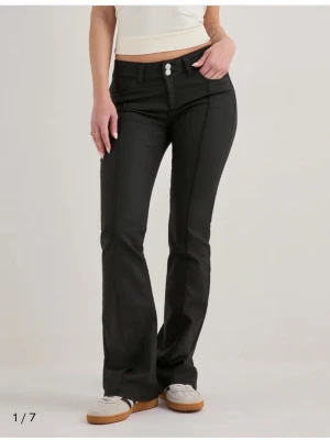 Coated low waist jeans  - Säljer dessa populära jeans från Gina då dem inte passade. Helt nya med prislapp på. 