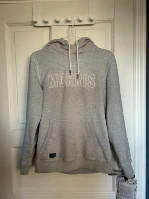 Morris hoodie - Säljer en hoodie ifrån Morris i stolek S. Den är i rätt så fint skick men har något litet hål vid änden av armen. Har du frågor eller funderingar hör gärna av dig.