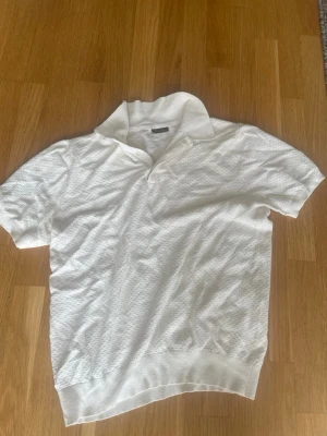 Stickad piké från Stenströms - Stickad piké från stenströms. Den är i strl M. Den är använd en gång, säljer för att den va liten. Nypris ligger 1899kr. Uppskattar snabb affär så kan gå ner i pris isf.