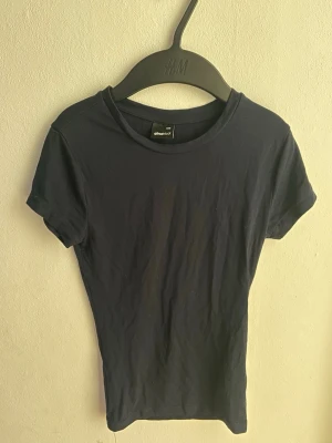 Mörkblå tight t-shirt  - Jättefin mörkblå tight t shirt i storlek xxs från Gina Tricot!! Väldigt stretchig och töjbar så passar alla som har en storlek mellan xxs-s💕