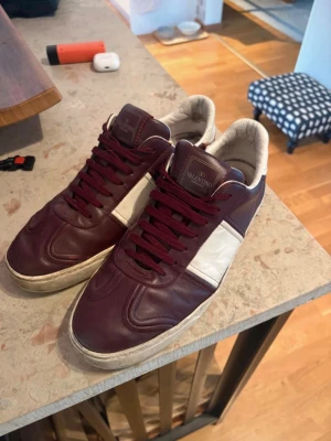 Valentino flycrews - Snygga flycrews som jag säljer pågrund av att dem är försmå för mig. Dem är i storlek 42 men passar 43. Endast 3 nitar saknas. Inget OG ingår där av priset. Vid frågor så är det bara att fråga på.