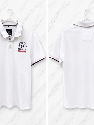 Vit Hampton Republic Piké – Storlek M  - Stilren och fräsch vit pikétröja från Hampton Republic i mycket fint skick! Perfekt för både vardag, sommar och lite mer uppklädda outfits. Klassisk design med snygga detaljer vid krage och ärmslut som ger en exklusiv känsla.  ✔️ Märke: Hampton Republic ✔️ Storlek: M ✔️ Färg: Vit ✔️ Skick: Mycket bra skick ✔️ Bekväm passform och skönt material ✔️ Enkel att matcha med jeans, shorts eller chinos  🔥 En riktigt clean och snygg piké som passar till allt!