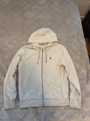Ralph lauren tröja - Hej! Säljer en polo Ralph lauren zip hoodie i färgen grå storlek Medium, skick 8,5/10 hör av er för mer info //