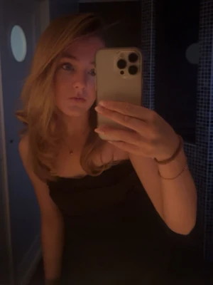 Svart tubtopp - Säljer en svart tubbtopp ifrån Zara, använd endast en gång.❤️❤️