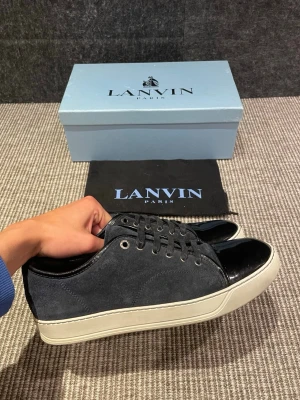 Lanvin skor  - Hej, säljer nu dessa svin snygga lanvin skor. Skorna är i grymt skick!  Begränsat antal boxar och dustbag. Hör av dig vid frågor. 