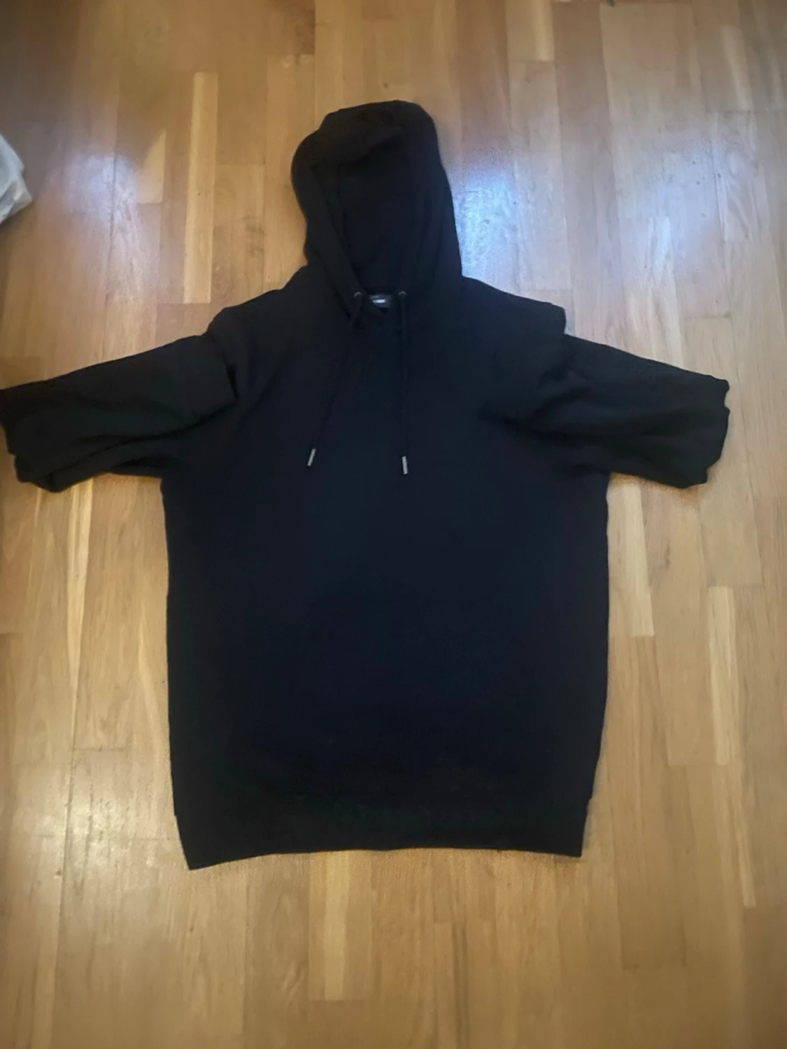 Svart hoodie med huva och dragsko