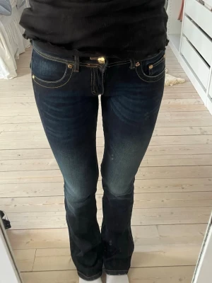 Mörkblå bootcut jeans  - Supercoola mörkblå bootcut jeans med guldfärgade knappar. Säljer då dem tyvärr inte kommer till användning längre 💞💞