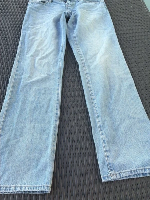 Ljusblå low waist baggy jeans  - Ljusblå jeans med rak passform och klassisk femficksdesign. Jeansen har normal midja och är tillverkade i denim med en lätt tvättad look. Perfekta för en avslappnad stil.Helt oanvände storlek 36 säljer då dom är för korta för mig som är 1,75