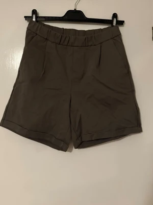 Bruna shorts från Lager157 - Snygga bruna shorts från Ciszere med avslappnad passform och elastisk midja. Shortsen har diskreta sidofickor och är tillverkade i ett mjukt material som passar perfekt till sommaren. Enkla att matcha med olika stilar och riktigt bekväma.