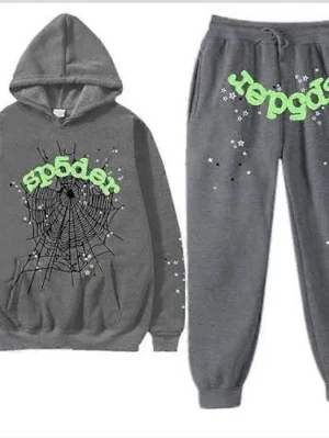 Grått loungewear-set med sp5der-tryck - Mysigt grått loungewear-set från Sp5der med hoodie och byxor. Setet har ett stort spindelnätsmönster och neongrönt 'sp5der'-tryck på både tröja och byxa, samt små stjärndetaljer. Perfekt för chill dagar hemma.