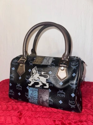 Vintage hand bag with details - Good condition as seen on the photos only sign of usage as its 2nd hand. 🥰❤️ Color is navy blue