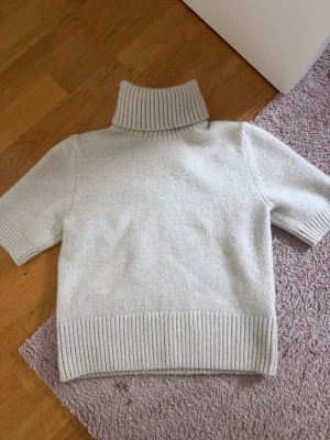 kortärmad stickad tröja med polohals  - jättefin stickad tröja från HM i storlek S, dom jag säljer då den är för liten (kommer därför nog inte skicka bild på) den är knappt använd. Priset kan diskuteras!