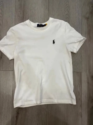 Polo Ralph Lauren t-shirt  - Tjena👋 säljer min helt nya Polo Ralph LaurenT-shirt eftersom den passade inte mig. Om du har några frågor kan du alltid skriva och priset kan diskuteras 