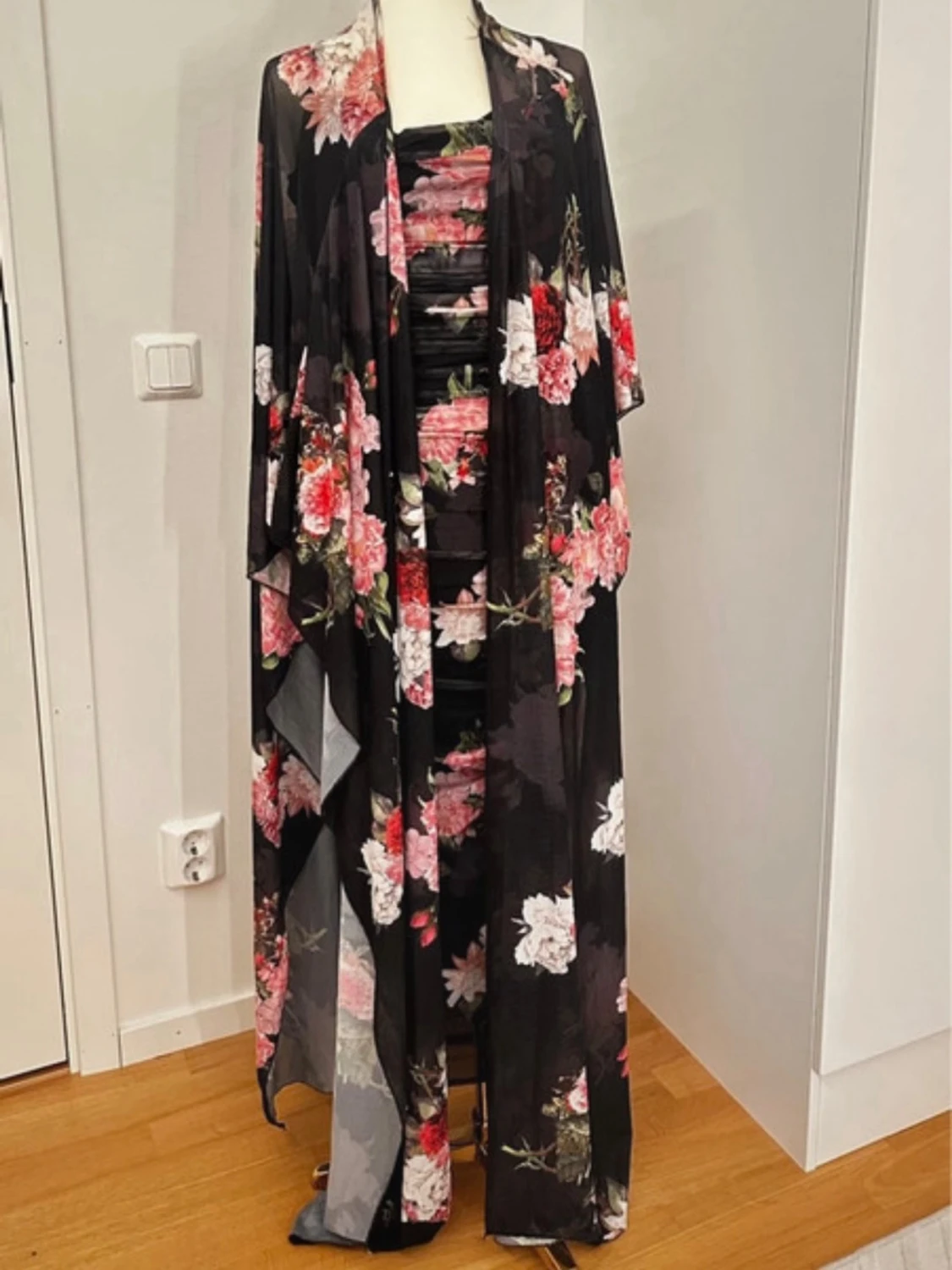 Svart blommig långklänning m - 2