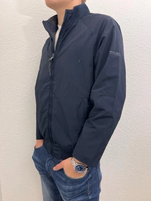 Woolrich windbraker  - Hej! Säljer min woolrich windbraker som man kan vänta ut och in på för att få den campflage mönster(skriv om ni vill se hur den ser ut när den är vänd) Storlek M, skick 9,5/10! Nypris runt 5499kr