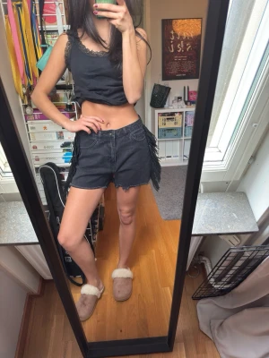 svarta jeansshorts - jättecoola svarta jeansshorts med fransar. aldrig använda då de är lite stora på mig💕💕