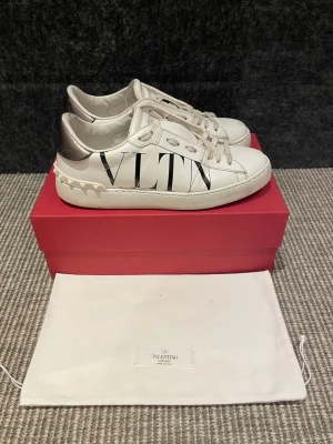 Valentino skor - Hej! Säljer nu dessa svin snygga valentino skor. Skorna är i fint skick! Begränsat antal boxar och dustbags. Hör av dig vid frågor.