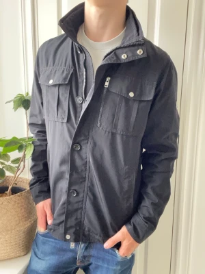 J.lindeberg fieldjacket  - J.lindeberg fieldjacket - inte särkilt tjock,  stor på modellen därför kan se lite konstig ut. Inga defekter! Modellen i bilderna är 180 cm 75 kg och bär Storlek L , Kom med frågor! 🌟 (Kan gå ned i pris vid köp av paket 😉) 